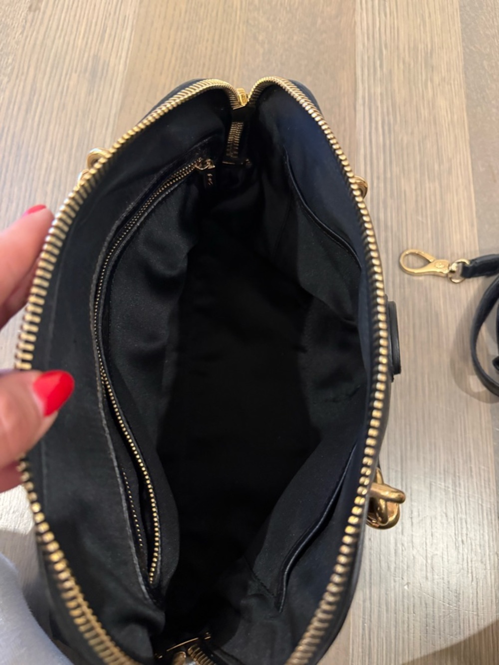 Tod’s Black Leather Dome Handbag with Gold Hardware - Picture 6 of 17